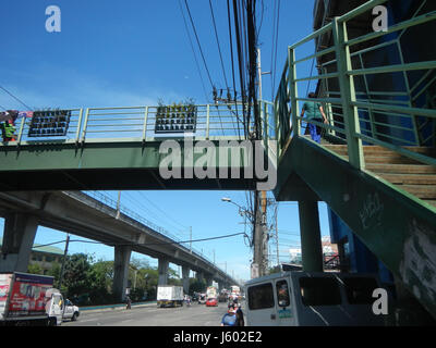 02913 Passerelle Bagong Katipunan EDSA Barrio Ouest Ville Caloocan 13 Banque D'Images