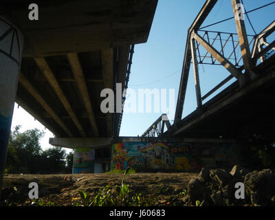 Ce titre fait référence à un emplacement spécifique le long des rives de Bulacan, aux Philippines, probablement près de villes telles que Meyto, Santa Lucia, Bulusan et Calumpit. La référence aux berges indique un intérêt géographique ou environnemental possible. Banque D'Images