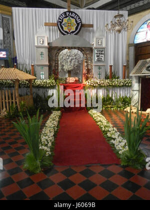 Cette image capture la vénération de la Croix du vendredi Saint 2017 à l'église San Pedro à Apalit, Pampanga, Philippines. La cérémonie est une partie importante des célébrations de la semaine Sainte chrétienne, symbolisant la révérence pour la crucifixion de Jésus-Christ. Banque D'Images