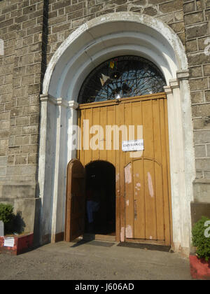 Cette image capture la vénération de la Croix lors du service du vendredi Saint à l’église San Pedro d’Apalit, Pampanga, en 2017. L’événement fait partie d’un rituel catholique traditionnel observé pendant la semaine Sainte aux Philippines. La Croix de vénération représente le sacrifice de Christâ, et la cérémonie revêt une importance religieuse et culturelle significative pour la communauté locale. Banque D'Images