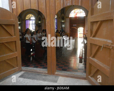Cette image capture la vénération de la cérémonie de la Croix pendant le vendredi Saint 2017 à l'église San Pedro à Apalit, Pampanga. L'événement fait partie de l'observance catholique traditionnelle de la passion du Christ. Banque D'Images