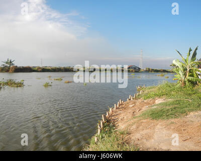 Cette image montre la construction de routes et de ponts à San Bartolome, Culcul, Santo Tomas, Pampanga. Le projet est un important développement d'infrastructure axé sur l'amélioration du transport local et de l'accessibilité. Banque D'Images