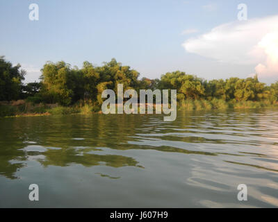 Cette image représente les zones de San Juan et Santa Cruz à San Luis, Pampanga, montrant le paysage rural et les districts fluviaux de la région. Banque D'Images
