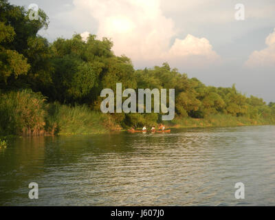 Cette image représente les districts fluviaux de San Juan, Santa Cruz et Pambilog à San Luis, Pampanga, illustrant le paysage agricole et rural le long des rivières de la région. Banque D'Images