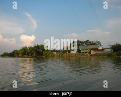 Cette image représente probablement une zone rurale à San Juan, Santa Cruz, et Pambilog, San Luis, Pampanga, aux Philippines, mettant en valeur les districts fluviaux et les paysages ruraux. Banque D'Images