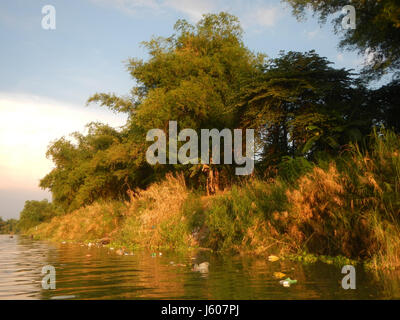 Cette image représente les districts fluviaux de San Juan, Santa Cruz et Pambilog à San Luis, Pampanga. La région est connue pour ses terres agricoles et la proximité des systèmes fluviaux, jouant un rôle important dans l'économie locale. Banque D'Images