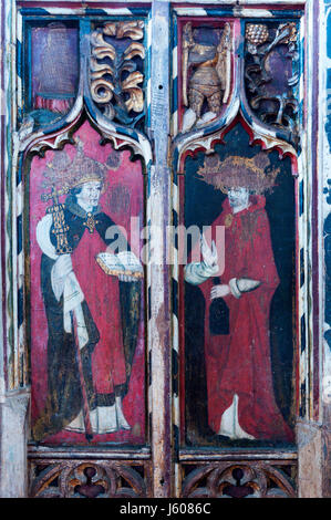 Peintures médiévales ou médiévales de L-R St Gregory & St Jérôme sur une partie de l'écran à l'église All Saints, Morston, Norfolk. Banque D'Images