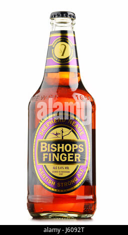 POZNAN, Pologne - 12 août 2016 : Bishop's finger est un bel anglais Ale produit par un organisme indépendant, Shepherd Neame brewery situé dans Favers régional Banque D'Images