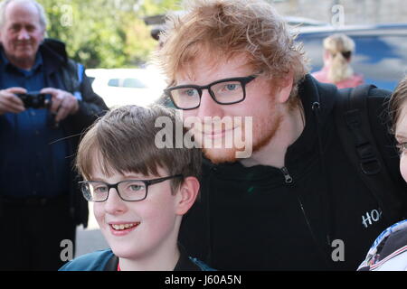 Ed Sheeran pose pour des photos avec les fans avant de prendre la direction de la SSE Hydro à Glasgow, Écosse comprend : Ed Sheeran Où : Glasgow, Royaume-Uni Quand : 17 Avr 2017 Crédit : WENN.com Banque D'Images