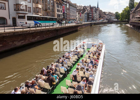 Batorama bateau promenade Bateau de tourisme sur l'Ill à Strasbourg ; Keolis tour bus sur le quai Saint-Nicolas Banque D'Images