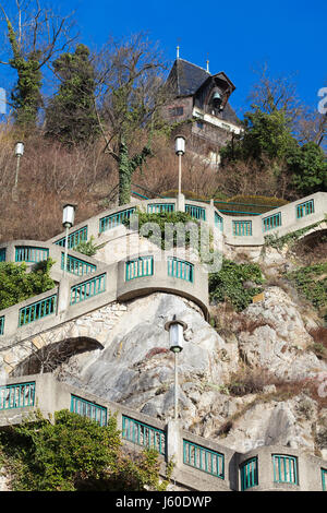 Les touristes visitant Schlossberg (Colline du Château), randonnée à Graz, patrimoine de l'UNESCO à Graz, Autriche Banque D'Images