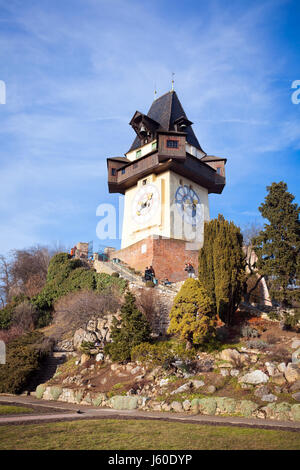 Graz, Autriche - 16 janvier 2011 : les touristes visitant la tour de la vieille horloge Uhrturm à Graz, en Styrie, Autriche Banque D'Images