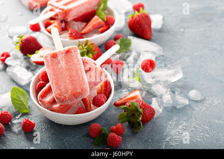 Sucettes glacées aux fraises et framboises Banque D'Images