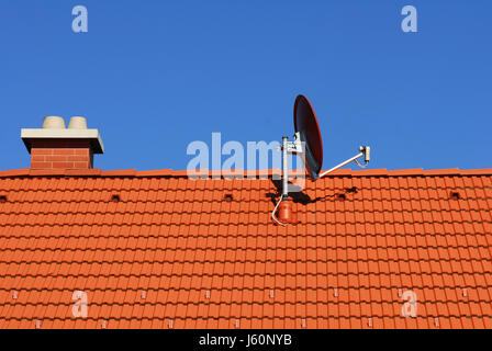 Tile miroir parabolique antenne de télévision de tuyau de cheminée cheminée cheminée toit Banque D'Images