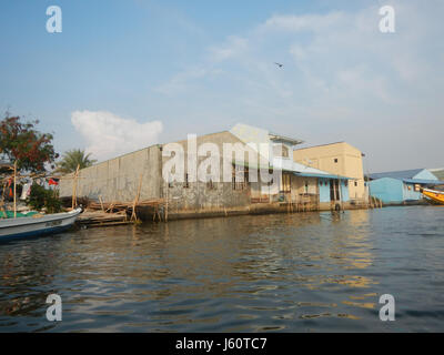 Cette photographie capture le district de la rivière Malolos aux Philippines, montrant les rives des rivières Atlag et Panasahan et l'environnement naturel environnant. Banque D'Images