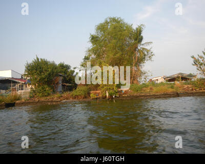 Cette photographie capture le district de la rivière Malolos, mettant en valeur les rives des rivières Atlag et Panasahan, deux caractéristiques naturelles importantes dans la région de Bulacan aux Philippines. Banque D'Images