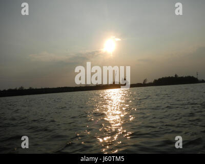 Cette photographie capture les rives de la rivière Panasahan dans la ville de Malolos, Bulacan. La scène représente le paysage naturel le long de la rivière, avec des arbres et une végétation typique de la région. Banque D'Images
