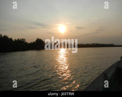 Cette image capture la beauté sereine des couchers de soleil le long des rives de Panasahan, Malolos City à Bulacan, mettant en valeur le paysage naturel et l'environnement tranquille. Banque D'Images