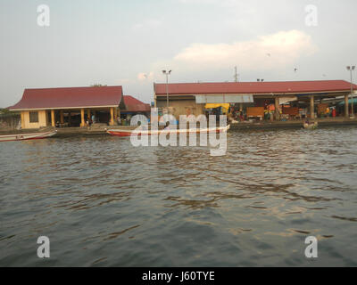 Ce titre fait probablement référence à un lieu et un événement spécifiques dans la ville de Malolos, Bulacan, où un coucher de soleil a été capturé le long des rives de Panasahan, mettant en évidence la beauté naturelle et la vue panoramique de la région. Banque D'Images
