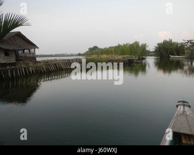 Cette image capture un magnifique coucher de soleil sur les villes de Calero, Panasahan, Malolos, San Jose et Paombong à Bulacan. La région est connue pour ses paysages pittoresques et son environnement serein. Banque D'Images