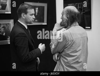 Exposition photographique. Les visiteurs et les participants discuter activement les photos présentées. Sur le droit très connu en Russie pictorialiste - George Kolosov. Banque D'Images