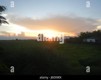 Cette image capture un magnifique coucher de soleil sur le mont Arayat, avec des vues s'étendant à Anyatam et San Ildefonso à Bulacan, Philippines, soulignant la beauté naturelle de la région. Banque D'Images