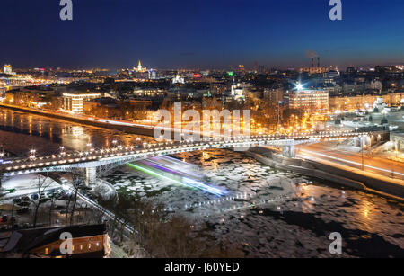 Pont sur la rivière Moskova avec plaques de glace en hiver. Les effets de flou de la vitesse bateau sous le pont. Moscou, la nuit. L'accent sur le pont Banque D'Images