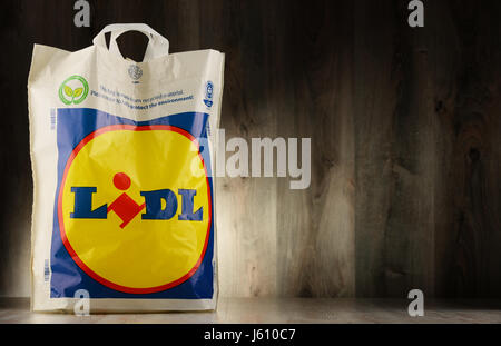POZNAN, POLOGNE - Nov 3, 2016 : Lidl est une chaîne de supermarchés discount allemande, basée à Neckarsulm, en Allemagne, qui exploite plus de 10 000 magasins à l'échelle de l'Europ Banque D'Images