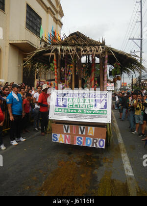 0163 La Paroisse de San Isidro Labrador Fiesta Bulacan Pulilan Carabao agenouillée 201730 Festival Banque D'Images