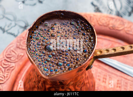 Close up de café turc traditionnel dans un pot Banque D'Images