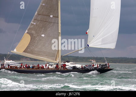 Yacht de classe J 'Velsheda' (K7) dans Race 2, J Class Solent Regatta, juillet 2012 au début de la course de retour à Cowes, spinaker vol: Isle of Wight Banque D'Images