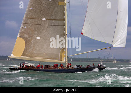 Yacht de classe J 'Velsheda' (K7) dans Race 2, J Class Solent Regatta, juillet 2012, lors de la première course vers Cowes, spinaker voler: Cowes, IOW Banque D'Images