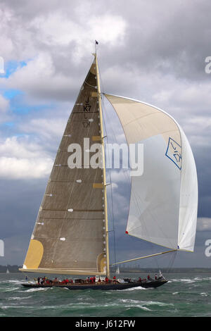 Yacht de classe J 'Velsheda' (K7) dans Race 2, J Class Solent Regatta, juillet 2012, lors de la première course vers Cowes, spinaker voler: Cowes, IOW Banque D'Images