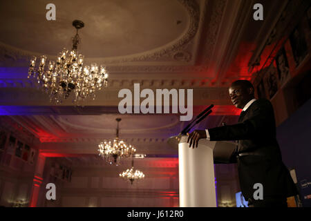 La Chelsea N'Golo Kante pendant son discours après avoir remporté le footballeur de l'année au cours de la FWA footballeur de l'année le dîner au Landmark Hotel, Londres. ASSOCIATION DE PRESSE Photo. Photo date : Jeudi 18 mai 2017. Crédit photo doit se lire : Steven Paston/PA Wire. Banque D'Images