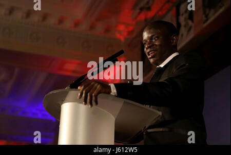 La Chelsea N'Golo Kante pendant son discours après avoir remporté le footballeur de l'année au cours de la FWA footballeur de l'année le dîner au Landmark Hotel, Londres. Banque D'Images
