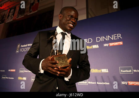 La Chelsea N'Golo Kante après son discours après avoir remporté le footballeur de l'année au cours de la FWA footballeur de l'année le dîner au Landmark Hotel, Londres. Banque D'Images