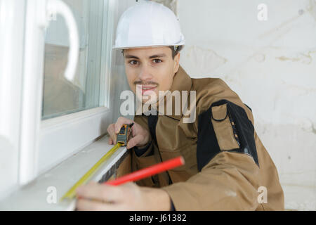 Les jeunes builder installation de stores cassette sur windows Banque D'Images