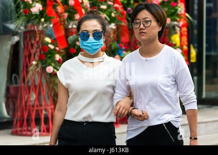 Piétons et chinois masque, Yinchuan, Ningxia, Chine Banque D'Images