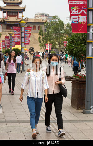 Chinese girl avec un masque, Yinchuan, Ningxia, Chine Banque D'Images