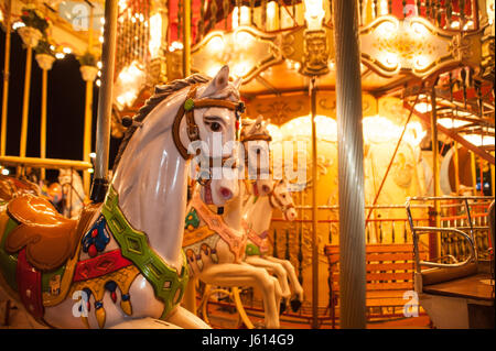 Vieux carrousel avec cheval de bois à Paris, France Banque D'Images