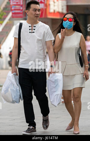 Couple chinois avec masque, Yinchuan, Ningxia, Chine Banque D'Images