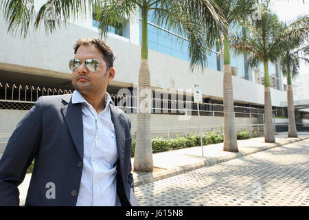 Jeune Indien corporate business man with goggles Banque D'Images