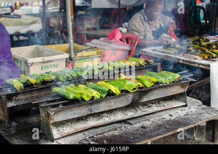 Kuala Lumpur - Malaisie,23 Juillet, 2014 Otak-Otak malaisien traditionnel est la nourriture locale la chair de poisson et les épices sont enveloppés dans une feuille de bananier et Banque D'Images