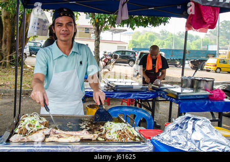 Kuala Lumpur - Malaisie,23 juillet 2014, les vendeurs sont la préparation de l'agneau grillé au Ramadan Bazaar Il est établi pour les musulmanes à pause rapide au cours de l'h Banque D'Images
