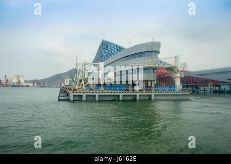 SHENZHEN, CHINE- le 11 mai 2017 : Beau bâtiment du terminal ferry, où l'offre des services de turboréacteur entre Hong Kong, Macao, Shenzhen et dans le Delta de la rivière des Perles dans le sud de la Chine Banque D'Images