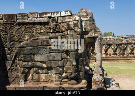 La Terrasse des éléphants à Angkor Thom était un 350m de long de la plate-forme de l'examen pour le roi d'examiner son armée, Angkor, au Cambodge. Banque D'Images