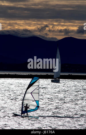 Planche à voile wind surfer Nelson Nouvelle-zélande jour venteux Banque D'Images