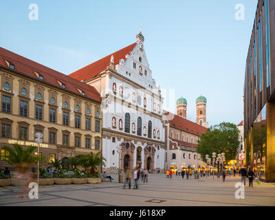 Munich, Allemagne - le 6 juin 2016 : Neuhauser Strasse à Munich au coucher du soleil, Allemagne Banque D'Images