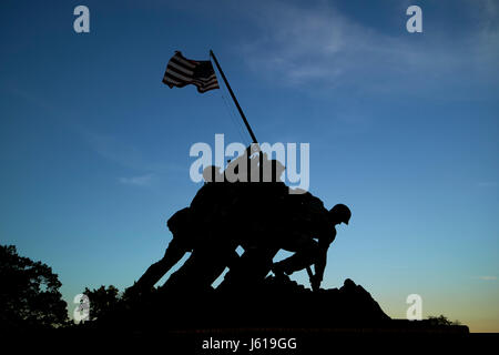 Silhouette de l'United States Marine Corps War Memorial statue Iwo Jima Washington DC USA Banque D'Images