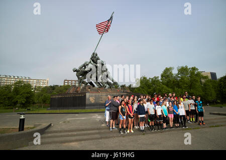 Visite de l'école posent pour des photos de groupe à l'United States Marine Corps War Memorial statue Iwo Jima Washington DC USA Banque D'Images